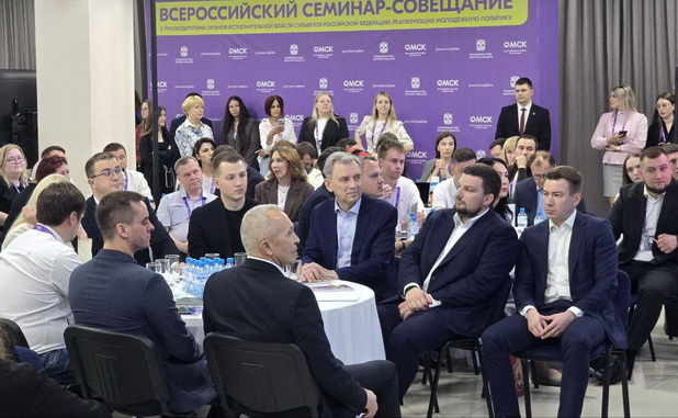 Спикер парламента Александр Артемов, губернатор Виталий Хоценко и глава Росмолодежи Григорий Гуров обсудили на Всероссийском семинаре-совещании молодежную политику 