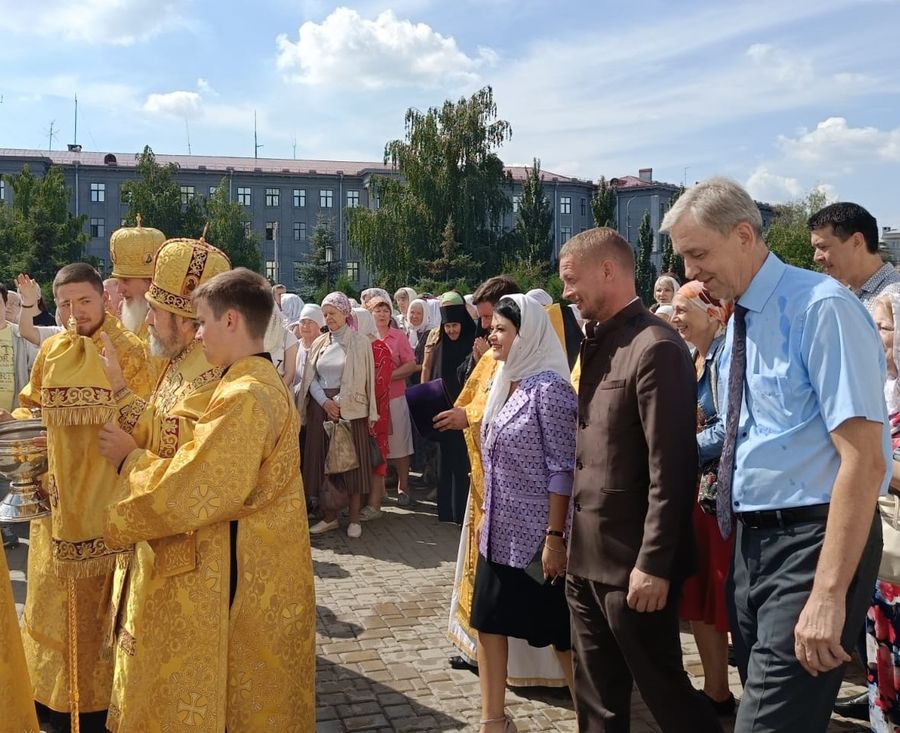 Председатель Законодательного Собрания Омской области Александр Артемов поздравил главу Омской митрополии Владимира с днем тезоименитства