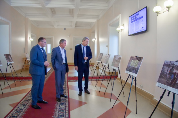 В областном парламенте открылась фотовыставка "Хроники террора украинского неонацистского режима"