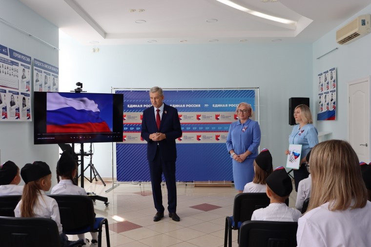 On the Day of the State Flag of Russia, the speaker of the regional parliament met with Omsk schoolchildren