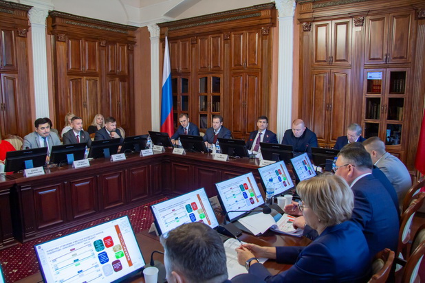 В областном парламенте обсуждаются основные параметры проекта областного бюджета на 2026-2028 годы