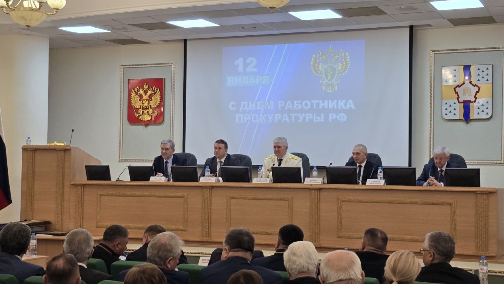 Спикер областного парламента вручил ветеранам прокуратуры награды 