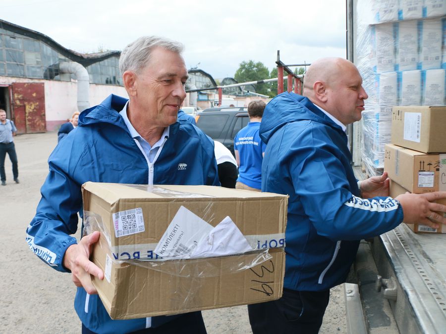 Chairman of the Legislative Assembly of the Omsk region Alexander Artemov took part in the delivery of humanitarian aid to the Kursk region.