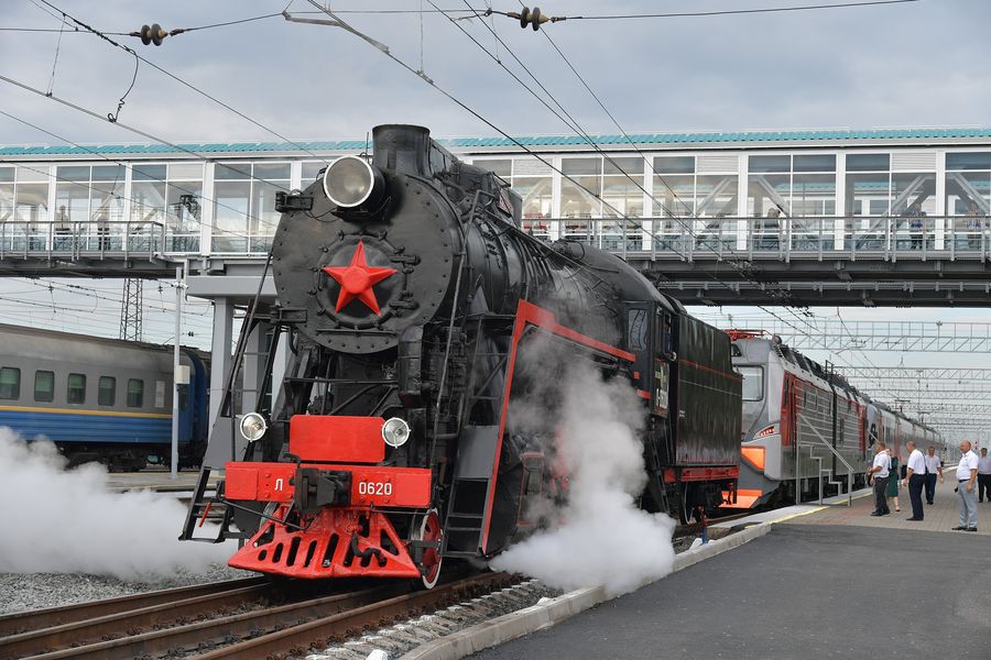 The head of the region, Vitaly Khotsenko, and the Chairman of the Legislative Assembly of the Omsk Region, Alexander Artemov, congratulated the railway workers on their professional holiday.