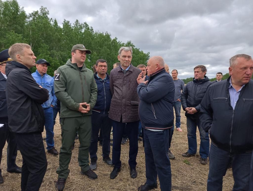 Александр Артемов и Виталий Хоценко проверили ход посевной кампании