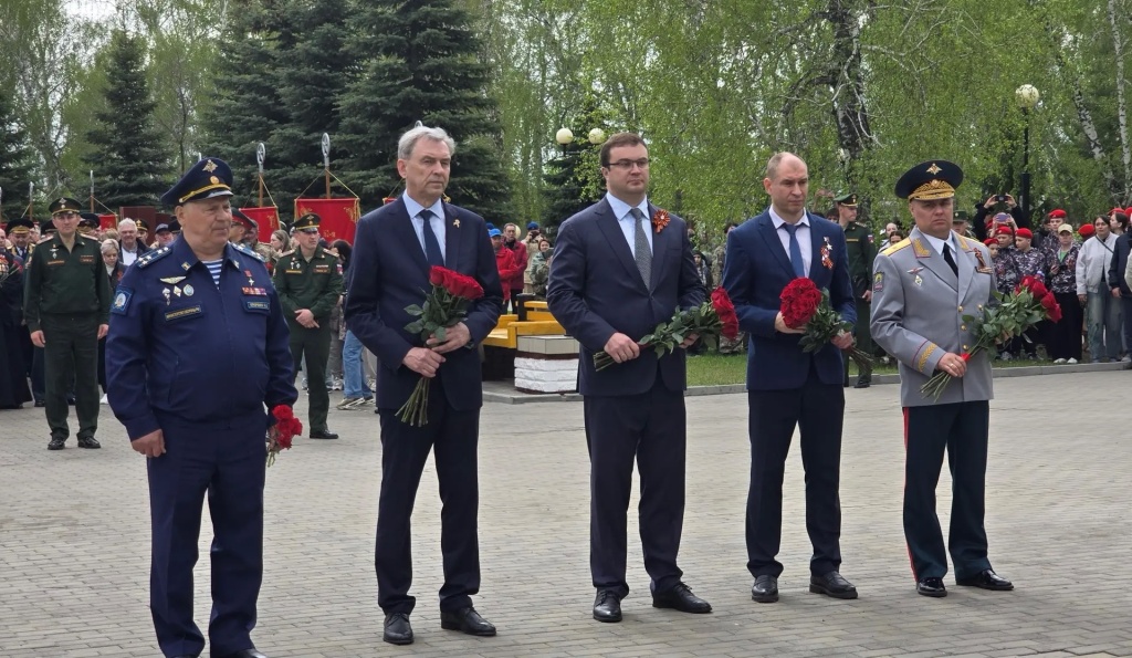 Спикер и депутаты областного парламента посетили патриотическую акцию "В лесу прифронтовом"