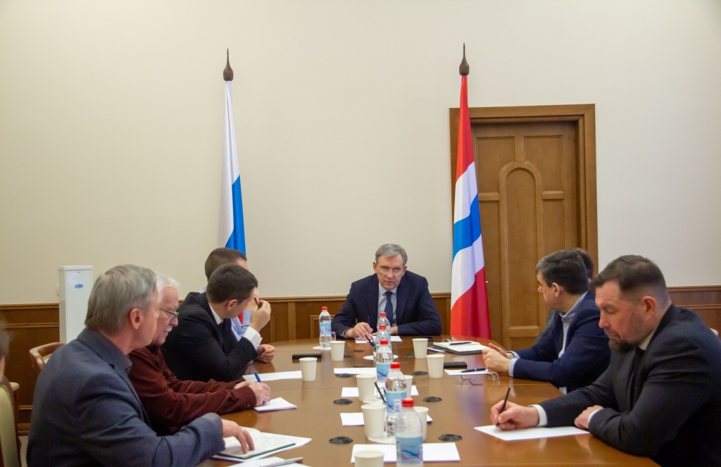 Александр Артемов провел совещание с руководителями фракций областного парламента